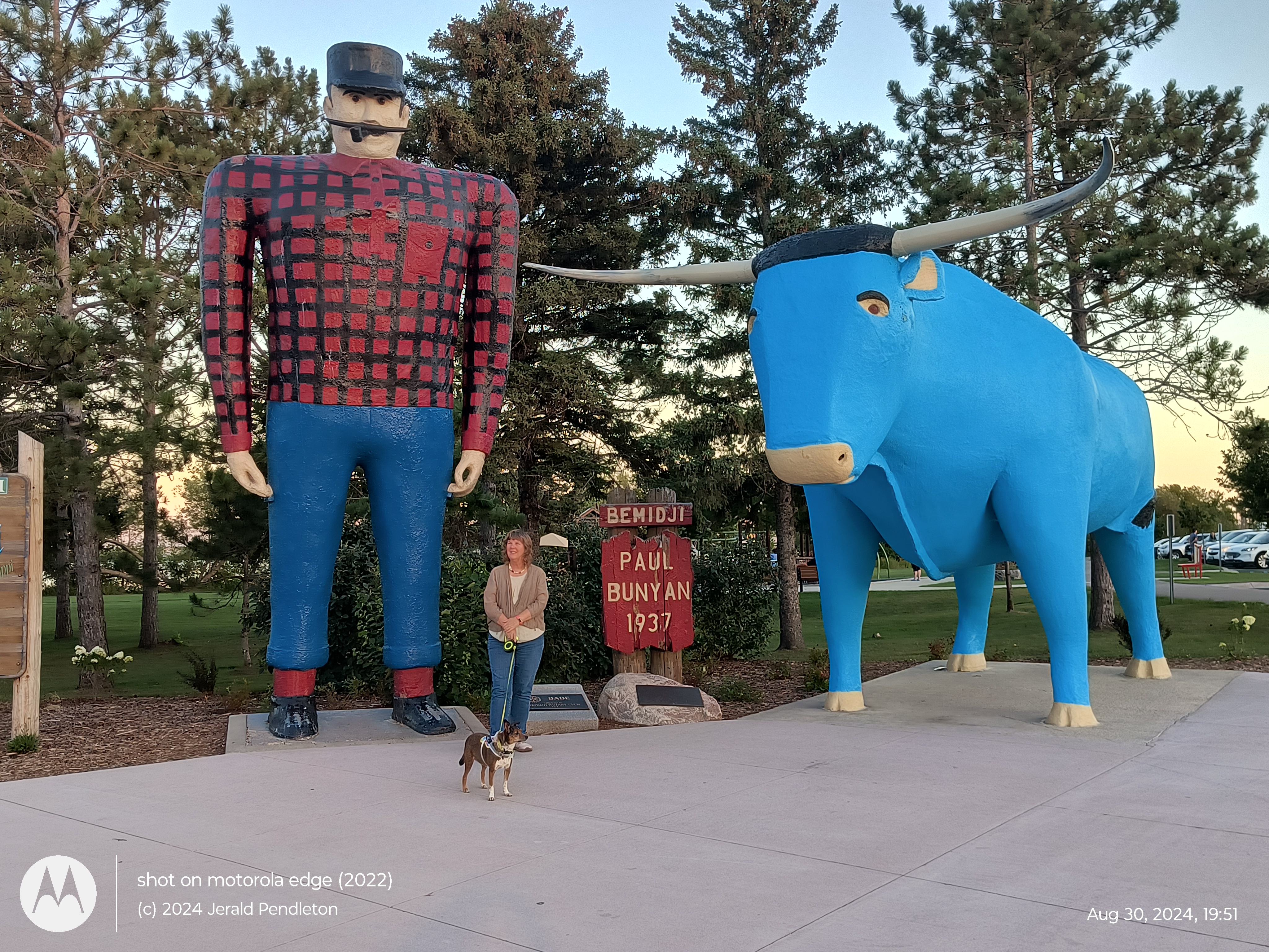 Statues of Paul Bunyan and Babe the Blue Ox